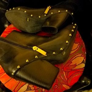 BCBG leather ankle boots w/gold studs! Like new! Mint cond!